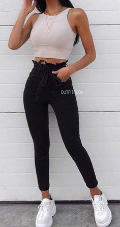 Cropped top bege, mix de correntes, calça clochard jeans preta, calça skinnh, tênis branco, dad sneakers Summertime Outfits, Spring Fashion Outfits, Cute Summer Outfits, Outfit Goals, House Designs, Teen Fashion Outfits