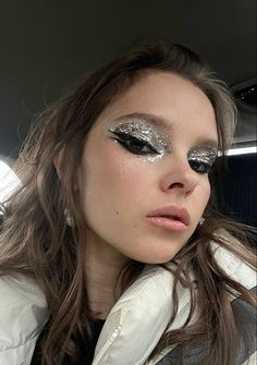 Stage Makeup Ideas, Rave Makeup Glitter, Eyeliner With Glitter, Rave Makeup Ideas, Whimsical Makeup, Makeup Concert, Silver Glitter Makeup, New Year Makeup, Moon Costume