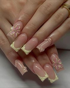 Yellow Nail With Flower, Cute Nail Designs For Acrylics Square, Flower Nail Designs 3d, Flower French Nail Designs, 3d Nail Art Square Nails, Acrylic Nails Short Square Design, Short Nail Designs 3d Flower, Cute Short Square Acrylic Nails Designs Simple, Summer Nails Inspo 2024 Square