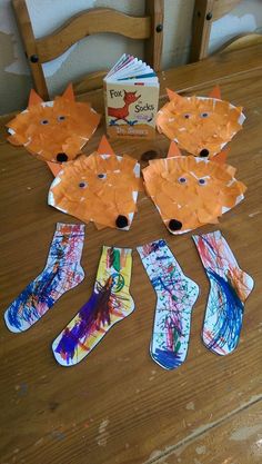 the paper plate craft is made to look like foxes