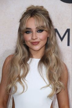 Sabrina Carpenter Hair Half Up Half Down, Hairstyle With Bangs For Prom, Sabrina Carpenter Hair Color, Prom Hair Bangs, Sabrina Carpenter Hairstyles, Prom Hair With Bangs, Half Up Half Down Bangs, Prom Hairstyles With Bangs