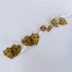 Mettez du cœur dans votre look avec ces super mignonnes boucles d'oreilles en forme de Coeur en cuir recyclé imprimé léopard, déclinés en 4 types de boucles d'oreilles, choisissez modèle qui vous plaît le plus : ♥︎ 1. Boucles d'oreilles dormeuses en forme de cœur Dimensions : Longueur totale : 2.5 x 3 cm Matières : Dormeuses dorées en laiton  + cuir recyclé imprimé léopard ♥︎ 2. Créoles en forme de cœur Dimensions : Longueur totale : 4 x 2.5 cm Matières : Créoles dorées en acier inoxydable + cuir recyclé imprimé léopard ♥︎ 3.  Puces moyennes en forme de cœur Dimensions : Longueur totale : 2.5 x 3 cm Matières : Stopper doré en acier inoxydable  + cuir recyclé imprimé léopard ♥︎ 4. Petites puces en forme de cœur Dimensions : Longueur totale : 1.6 x 2 cm Matières : Stopper doré en acier inoxy Leopard Print Earrings For Gift, Leopard Print Earrings For Pierced Ears As Gift, Leopard Print Drop Earrings Gift, Trendy Heart Print Earrings For Gift, Adjustable Leopard Print Earrings For Gift, Trendy Leopard Print Earrings As Gift, Trendy Adjustable Heart-shaped Earrings, Mini Heart, Beautiful Earrings