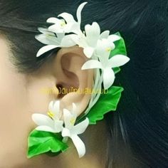 White and Gold Flower Bridal Ear Cuff Left Earring - Made in Thailand Artificial Thai Clay Earrings Thailand Earrings Flower Female Ear Accessories Condition : Earrings Flower Material : Thai Clay Color : White SHIPPING & HANDLING 1.We ship worldwide 2.All items will ship directly from Thailand Post 3.In case Registered mail, Please make sure that you have someone at your home to collect it. Otherwise, the item will be at your Post office. Please seldom check at your post office 4.Most order Flower Ear Cuffs, Thai Flower, Thai Wedding, Ear Accessories, Clay Color, Blonde Tones, Earrings Flower, Garland Wedding, Flower Garlands