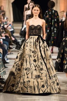 Oscar De La Renta Autumn/Winter 2018 Ready To Wear Collection Tie Dresses, فستان سهرة, Fashion 2018, Gorgeous Gowns, Fashion Show Collection, Fall 2018, Beautiful Gowns, Couture Dresses, New York Fashion Week