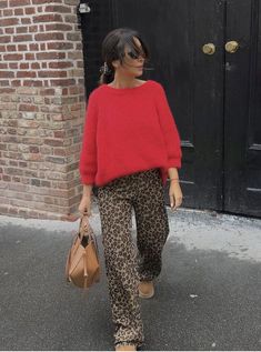 Leopard Joggers Outfit Winter, Pink Top Winter Outfit, Pig Tail Outfits, Outfit Ideas Winter Party, Christmas Sweatpants Outfit, Game Day Street Style, Leopard Print Pants Outfit Casual, Cheetah Jeans Outfit Fall, Cheetah Pants Outfit Fall