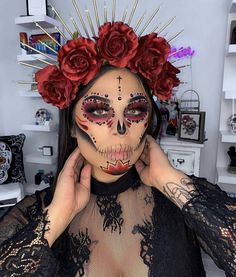 Makijaż Sugar Skull, Catrina Costume, Halloween Makeup Sugar Skull, Glam Halloween, Dead Makeup, Colorful Halloween, Creepy Halloween Makeup, Halloween Makeup Diy