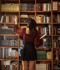 Dark Academia Outfits, Unique Senior Pictures, Academia Outfits, Library Aesthetic, Cozy Fall Outfits, Senior Photoshoot, Grad Photos