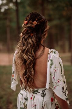 Boho Hairstyle 
Boho Bridal Hair 
Boho wedding 
Half up half down hair style 
Bohemian hairstyles 
Boho Bride Bridal Hair Half Up With Flowers, Boho Wedding Hair Flowers, Chic Boho Wedding, Boho Wedding Hairstyles, Bridal Hair Ideas, Elegant Bridal Hair, Bride Hair Down, Grad Hair, Garden Meadow