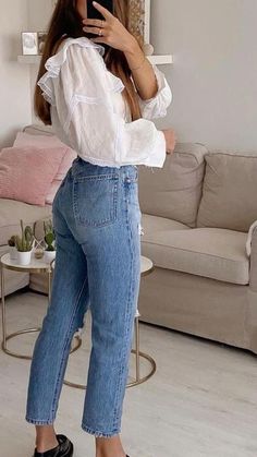 Cool Girl Office Outfit, Nuuly Outfit Ideas, Casual Chique Outfits, Sunday Look Outfits, Meeting Outfit Casual, How To Style Pink Shoes, Cool Girl Work Outfits, Spring Smart Casual Outfits, Work Outfits Women Jeans