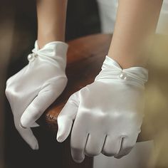 Satin Suit, Elegant Gloves, Mode Tips, Smink Inspiration, Opera Gloves, Wedding Gloves, Bridal Gloves, Satin Short, Nature Tattoos