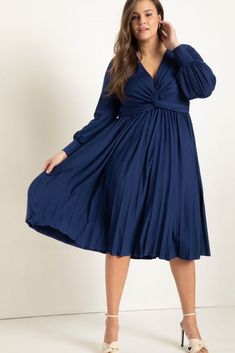 10 Plus Size Brands to Know - Alexa Webb Pleated Dress Midi, Dresses For Big Bust, Dresses For Apple Shape, Eloquii Dress, Front Knot Dress, Pleated Skirt Dress, Apple Shape, Knot Dress, Midi Dress With Sleeves