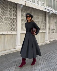 Burgundy Boots Outfit, Elegantes Outfit Damen, Cute Professional Outfits, Rok Outfit, Burgundy Boots Ankle, Boots Outfit Ankle, Burgundy Outfit, Burgundy Boots, Burgundy Skirt