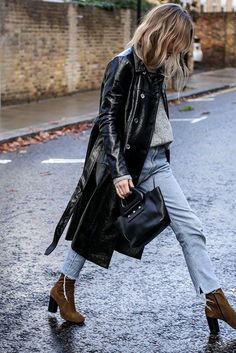 Fashion Me Now, Mode Tips, Walking Down The Street, Moda Chic, Women Fashion Edgy, Outfit Jeans, Mode Casual, Autumn Outfits, Women's Jackets