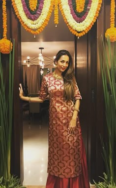 Housewarming Outfit Ideas Indian, House Warming Outfit Ideas Indian, House Warming Photoshoot Indian, Hair Style Girl, Diwali Outfit, Diwali Photography, Diwali Dresses, Kurtis Design, Diwali Outfits