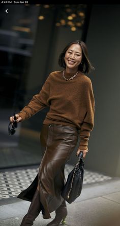 Brown Leather Skirt Outfit, Mode Monochrome, Working Wardrobe, Brown Leather Skirt, Leather Skirt Outfit, New York Fashion Week Street Style, Nyfw Street Style