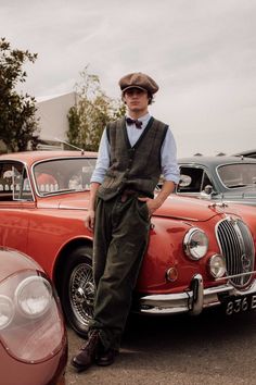 Dressed in #PoloRLStyle, invited guests joined us at the 2023 Goodwood Revival hosted at the historic Goodwood Motor Circuit on England’s South Coast. 1960s Aesthetic Men, Goodwood Revival Mens, English Old Money, England Moodboard, Rrl Menswear, Goodwood Revival Fashion, Newsboy Outfit, Fedora Outfit, English Outfit