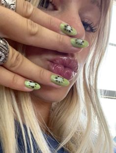 Short Nail Art Aesthetic, Kiwi Nail Art, Ahs Nails, Kiwi Nails, Daisy Acrylic Nails, Summery Nails, Pretty Gel Nails, Crazy Nails