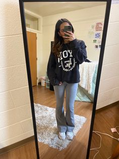 girl in a graphic sweatshirt and flare grey leggings posing in mirror Grey Flares Outfit, Grey Flare Leggings, Outfits With Flares, Flares Outfit, Leggins Outfit, Flare Leggings Outfit, Flare Outfit, Grey Leggings Outfit, Leggings Outfit Summer