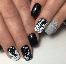 Ongle en gel hiver : les couleurs et les motifs à privilégier cette année Black And White Nail, Black And White Nails, Snowflake Nail Art, Nails Yellow, Festive Nail Art, Trendy Nail Art Designs, White Nail