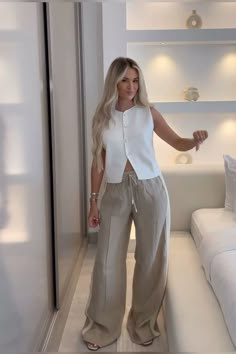 Colder Summer Outfits, Beige Linen Trousers Outfit, Salon Outfit Ideas, Modest Fashion Outfits, Summer Fits, Work Attire, Elegant Outfit, Outfits Casuales, Cute Casual Outfits