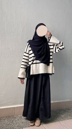 Black And White Modest Outfits, All Black Outfit Hijab, Muslimah Outfit Ideas, Hijab Fashion Inspiration Casual, Outfit Rok, Rok Outfit