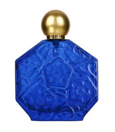 Ombre Azurite est un floral solaire dont le parfum porté par les alizés va embaumer les côtes rocheuses de la Côte d’Azur. Les notes de jasmin et de lys se font marine pour épouser l’iode épicé de la grande bleue. Enfin la Fève Tonka et le santal viennent avec leur sensualité caresser la peau réchauffée par le soleil à son zénith. Ombre Rose, Sandalwood Scent, Blue Palette, Niche Perfume, Perfume Lover, Green Ombre, Luxury Perfume, Womens Fragrances, Floral Fragrance