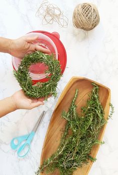 5 Minute DIY wreath making hack using a $1 food container to make rosemary, lavender, or Christmas wreaths! Easy nature crafts, farmhouse home decor & handmade gifts! - A Piece of Rainbow #diy #wreath #hacks #garden #flowers #herbs #homedecor #homedecorideas #diyhomedecor #crafts #boho #bohostyle #farmhouse #farmhousestyle #farmhousedecor crafts, boho living, decorations, harvest wreath, spring, summer, fall, Christmas ideas Mini Wreath Diy, Christmas Decir