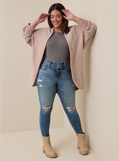 Oh, fall! The season of pumpkin spice lattes, cozy sweaters, and the eternal struggle of figuring out what to wear. But fear not, my plus-size fashionistas!
As the crisp autumn air begins to replace the summer warmth, it’s time to revamp your wardrobe with some fresh