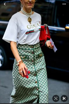 Gucci Monogram Outfit, Red Green And White Outfit, Red And Green Outfit Ideas, Green And Red Outfits For Women, Red Bag Outfit, Highwaist Skirt, Pearls Earrings, Moda Paris, Button Skirt