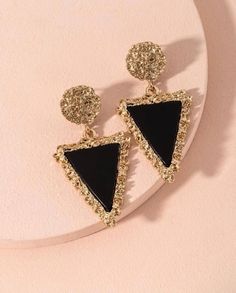 The exquisitely crafted Charm Drop Earrings is cast from high-quality alloy, set with geometric irregular lines,and feature a triangle shape. The clasp could open easily, easy to put in,hold long. Easy to get on. Precious and ultra-feminine, these signature jewels dazzle as they catch the light with the wearer's every movement. The glamorous gold black earrings works well with your daily outfit,such as dress, sweaters, coats and more, bring you a fabulous look,making you gorgeous and charming! T Fancy Jewellery Designs, Fancy Earrings, Jewelry Design Earrings, Fancy Jewellery, Fancy Jewelry, Fashion Jewelry Earrings, Black Earrings, Girly Jewelry, Geometric Earrings