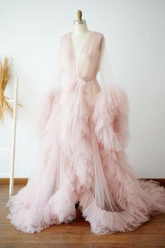 Mauve Gown, Pink Tulle Gown, Fancy Robes, Tulle Maternity Dress, Gown Costume, Maternity Dresses Photography, Robes Glamour, Tulle Sleeves, Dress Photo