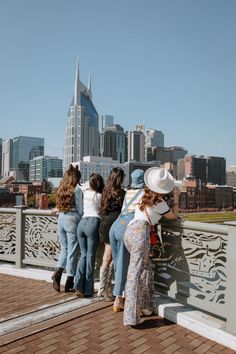 backside of five gals on the John Seigenthaler Pedestrian Bridge in Nashville Downtown Nashville Group Pictures, Nashville Picture Ideas, Nashville Girls Trip Aesthetic, Nashville Pics With Friends, Picture Spots In Nashville, Nashville Senior Pictures Downtown, Nashville Pedestrian Bridge, Nashville Travel Guide, Group Photography Poses