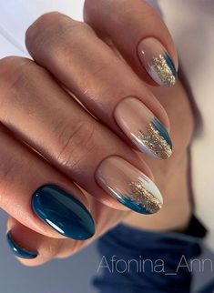 Diseños elegantes de uñas para hacer match con tus outfits Teal And Gold Nails, Acrylic Fall Nails, Nails April, April Nails, Teal Nails, Golden Nails, Fingernail Designs, Fall Gel Nails, Gold Nail