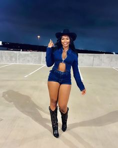 Megan Thee Stallion Concert Outfit, Trail Ride Outfit Black Women, Black Cowgirl Aesthetic, Cowgirl Outfits Black Women, Cowgirl Outfits For Women, Western Outfits Women, Western Style Outfits