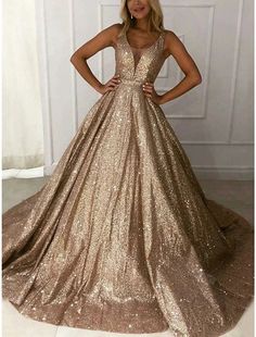 A-Linie Ballkleider Elegantes Kleid Formelle Hofschleppe Weihnachtsrot-Grünes Kleid Ärmellos V-Ausschnitt Pailletten mit Glitzerfalten Champagne Prom Dress Long, Prom Dress Gold, Red Green Dress, Long Ball Gown, Sequins Gown, Ball Gown Prom Dresses, Gown Prom Dresses, Champagne Prom Dress, Prom Dresses Elegant