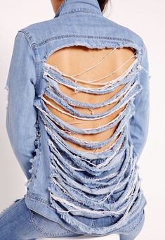 Missguided - Back Shredded Denim Jacket True Bleach Shredded Back, Detail Couture, Perfect Jacket, Mode Kimono, Double Denim, Denim Diy, Jeans Diy, Blue Denim Jacket