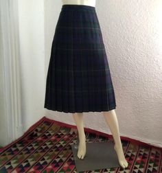 80s pleated wool skirt high waist plaid tartan skirt A-line office skirt preppy college skirt british style skirt dark green autumnal skirt. 100% wool, 12 US size.  made in England  GOOD VINTAGE CONDITION BUT THE ITEM IS NOT DRY CLEAN measurements lying flat : waist :38 cm (15 inches)  hips :50 cm (19,5 inches)  total length :75 cm (29,5 inches) Vintage Plaid Pleated Skirt For Fall, Vintage Plaid Skirt For School, College Skirt, Skirt Preppy, Vintage Plaid Pleated Skirt, Retro Plaid Full Skirt, Retro Plaid Knee-length Skirt, 80s Skirt, Preppy College