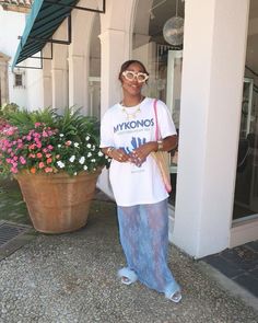 Big T Shirt Outfits, Tye Dye Skirt, Look Work, Oversize Outfit, Outfit Oversize, European Summer Outfits, Oversized T Shirts, Denim Trends, Cute Sets