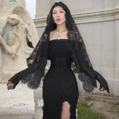 Turn heads with the Robe Vedetta! Boasting an off-shoulder fold design, this midi dress is sure to stand out. Perfect for nights out, festivals, and other casual occasions, you'll be the center of attention. Take risks and be bold in the Robe Vedetta! Girl Punk, Morticia Addams, Summer Black Dress, Dark Style, Party Kleidung, Split Dress, Gothic Dress, Festival Dress, Dark Fashion