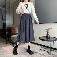 Long Midi Green Skirt Summer Y2k Outfits, 90s Fashion Summer, Korean Fashion Skirt, Outfits Pastel, Chic Prom Dresses, Green Midi Skirt, Long Midi, Skirt Y2k, Pleated Shirt