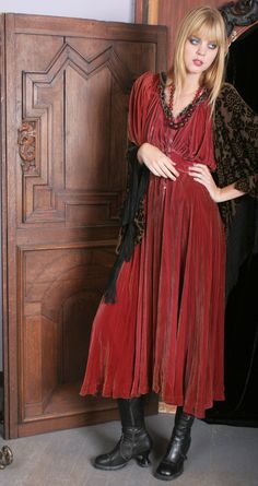 Rose Velvet Dress, Moon Romantic, Moon Clothing, Vintage Inspired Clothing, Rose Velvet, Witchy Fashion, Mode Boho, Vintage Inspired Outfits, John Galliano