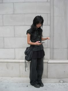 Black Platforms Outfit, Candid Photo Ideas, Platforms Outfit, Style Black Hair, Black Trousers Outfit, Black Bag Outfit, Black Skirt Outfit, Black Platforms, Black Monochrome