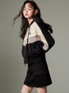 Material: grey/Cotton83% Polyester17% black/Cotton84.6% Polyester15.4% Size: SML Model: 170cm/49kg パーカー Length Bust Shoulder Sleeve Cuff S 51cm 114cm 56cm 51cm 19cm M 53cm 118cm 57cm 52cm 20cm L 55cm 122cm 58cm 53cm 21cm Skirt Length Hips Waist S 39.5cm 90cm 60cm M 41cm 94cm 64cm L 42.5cm 98cm 68cm Black Sweatshirt With Pockets For Spring, Black Spring Sweatshirt With Pockets, Fitted Black Hoodie With Pockets, Black Fitted Hoodie With Pockets, Short Hoodie, Sports Style, Sports Skirts, Sweatshirt Set, Gray Skirt