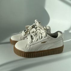 Puma Fenty Creeper Phatty Features: Nubuck Upper Looks Sleek And Offers Comfort. Fat Lace Adds A Flattering Style And Ensures A Snug Fit. Ribbed Gum Midsole Adds Flexibility And Responsiveness. Rubber Outsole Delivers Enhanced Traction. Puma Fenty Outfit, Puma Booties, Puma Aesthetic, Fenty Puma Shoes, Fenty Puma Creepers, Puma Fenty Shoes, Fenty Shoes, White Puma Sneakers, Puma Creepers