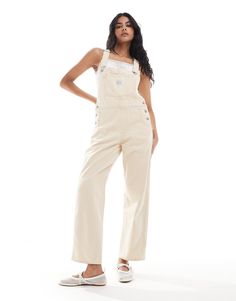 Jumpsuits & Playsuits by Levi's Your one-and-done outfit Stripe design Classic dungarees design Adjustable buckle straps Buttoned sides Functional pockets Wide leg Regular fit Beige Overalls Outfit, Cream Overalls Outfit, Overalls Design, Salopette Jeans, Denim Dungarees, Color Crema, Vintage Fits, Maxi Dress Trend, Denim Overalls