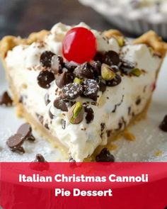 Creamy cannoli-flavored pie with a crunchy shell, a unique and easy Italian Christmas dessert. No Bake Cannoli Pie, Cannoli Pie No Bake, Christmas Cannoli, Christmas Dessert Tables, Cannoli Pie, Easy Cannoli, Christmas Pies, Sweet Ricotta