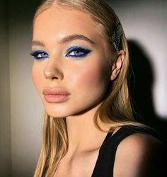 Editorial Make-up, Winter Make Up, Maquillage On Fleek, Blue Eyeliner, Best Eyeshadow, Beauty Make-up, Slicked Back Hair, Blue Eyeshadow, Dewy Skin