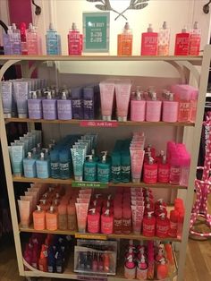 Profumo Victoria Secret, Penyimpanan Makeup, Alat Makeup, Diy Makeup Storage, Perfume Organization, Pink Perfume, Beauty Organization, Bath And Body Works Perfume