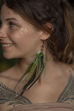 Natural feather mono earring in Green color. With lever back hook and bead of smoky quartz. Length is approximately 20 cm. The shade of feathers may be slightly different because of natural material is always unique. Please be aware that "mono earring" means that you will receive just one earring.  Made with love and inspiration ✨ Long Feather Earrings, Edgy Girls, Green Feather, Single Earring, Feather Earrings, Natural Material, Blue Moon, Smoky Quartz, Green Color