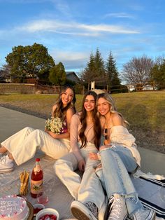 Picnic Poses With Friends, Fits Aesthetic Winter, Picnic Photoshoot Friends, Picnic Fits, Rooftop Picnic, Poses Friends, Sunset Picnic